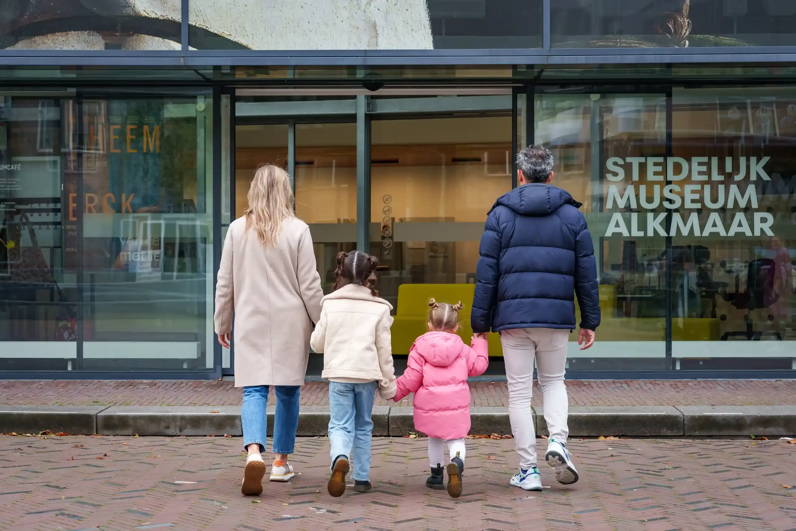 familie die stedelijk museum in loopt